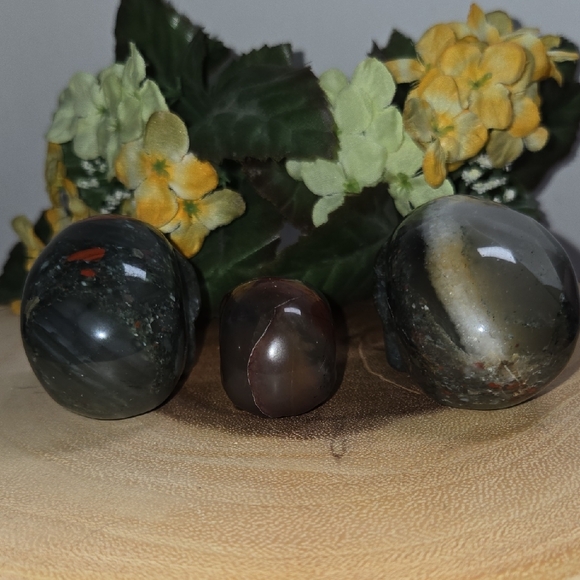 Bloodstone Skull Trio - Picture 3 of 6